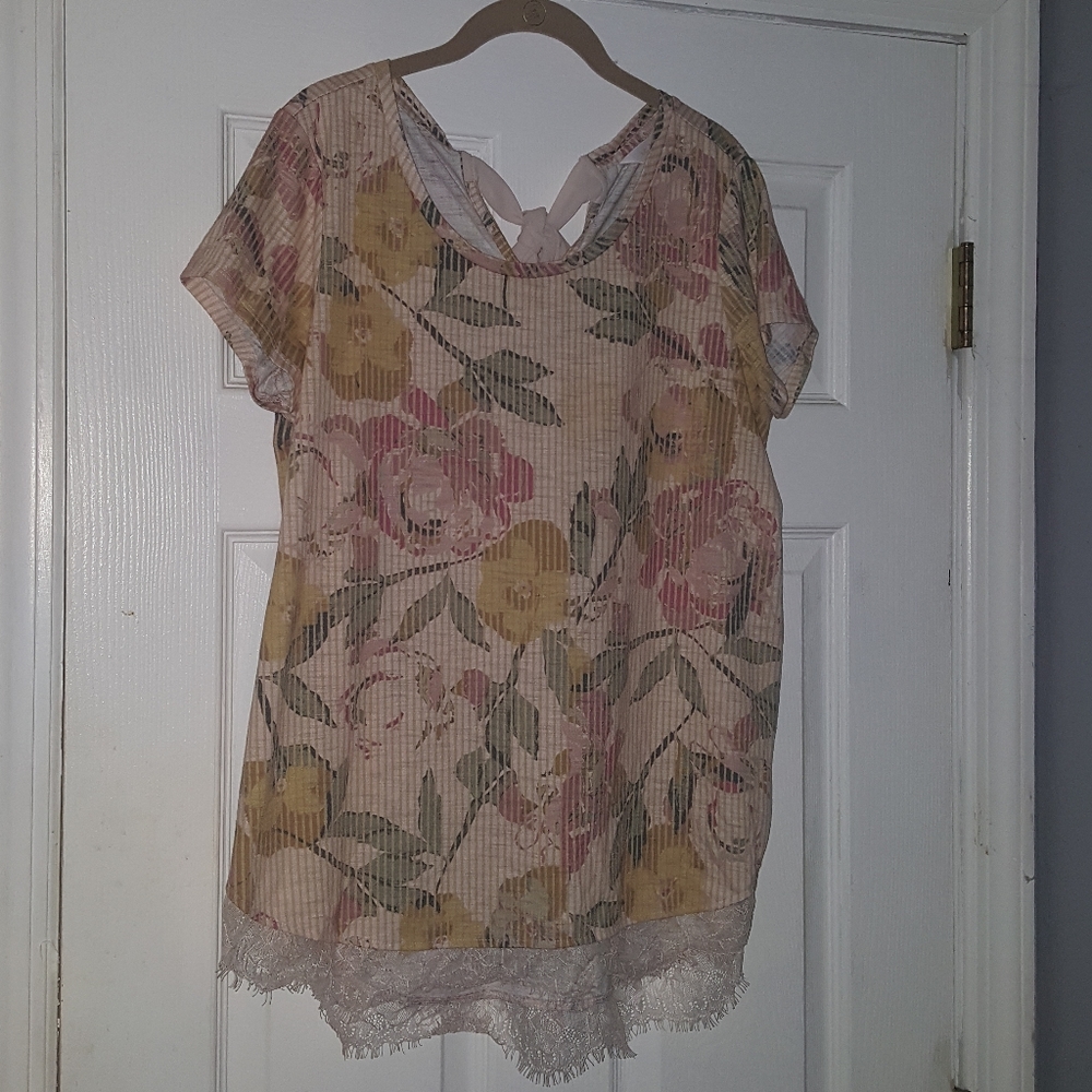 Lauren Conrad floral top‎ size large